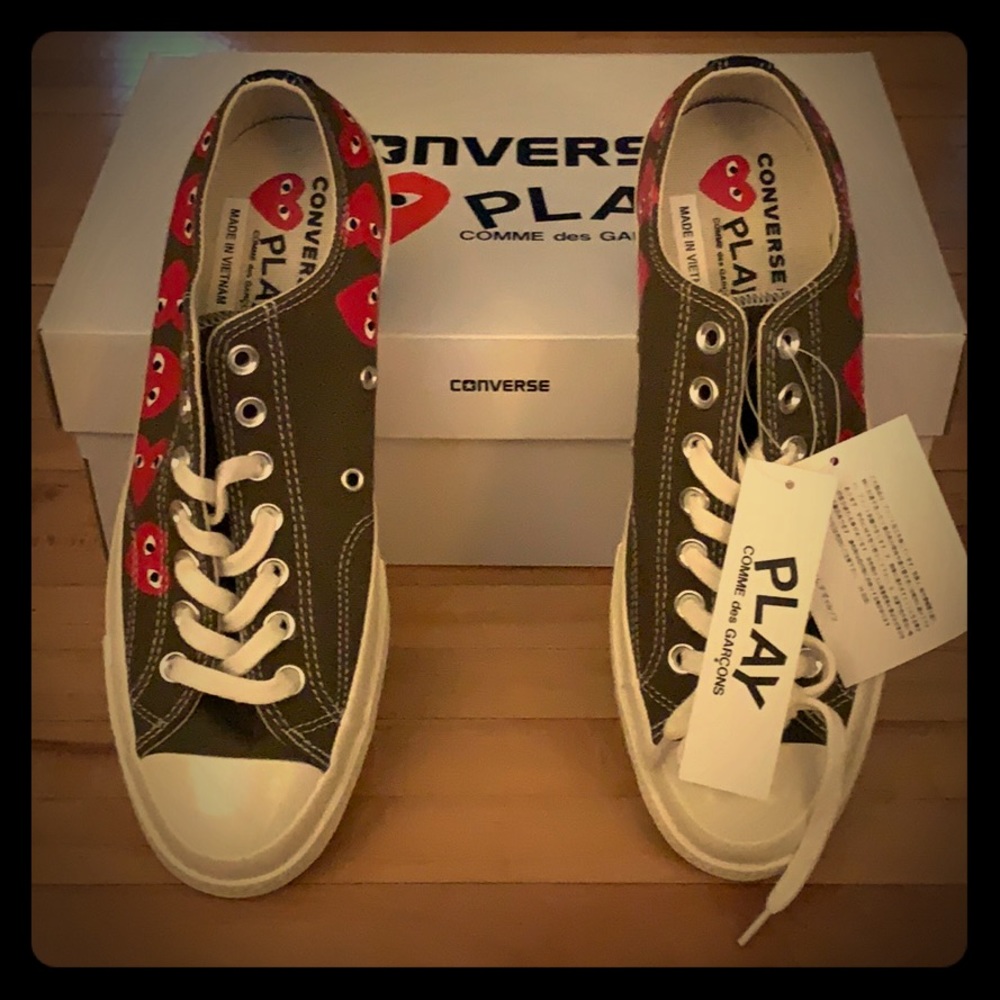 NWT CDG PLAY Hidden Hearts Low Converse in Khaki